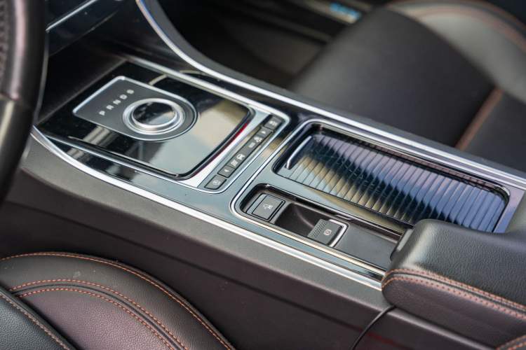 Used Jaguar XEL 2019 2.0T 200 PS Luxury Edition Gear Lever