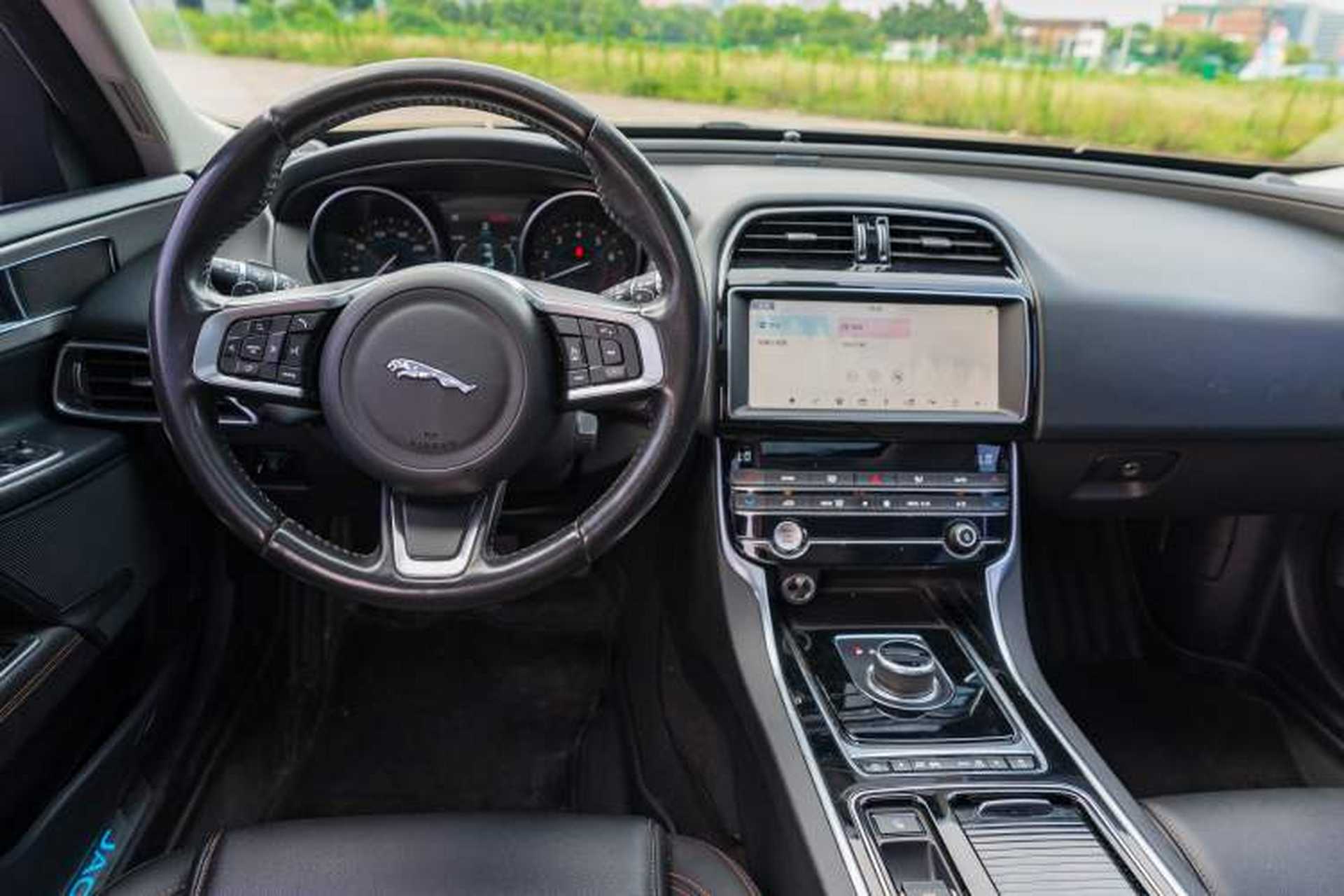 Used Jaguar XEL 2019 2.0T 200 PS Luxury Edition Steering Wheel