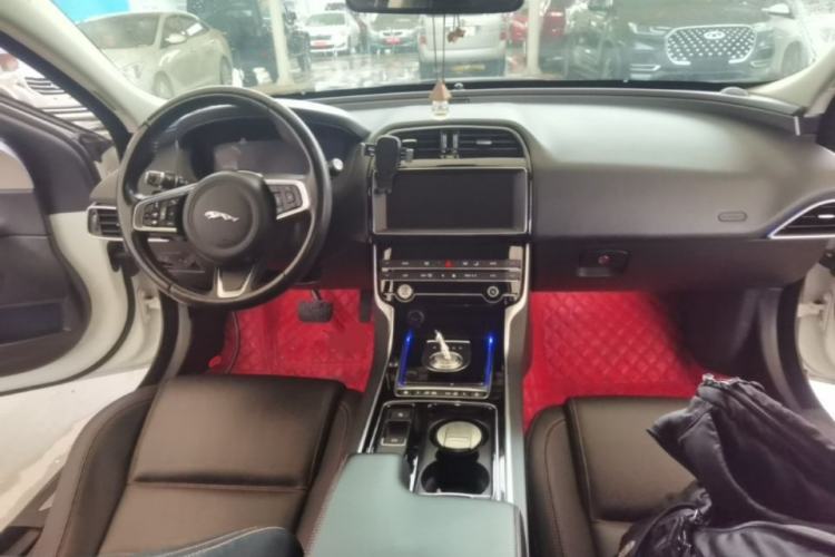 Used Jaguar XEL 2019 2.0T 200 PS Deluxe Edition Center Console