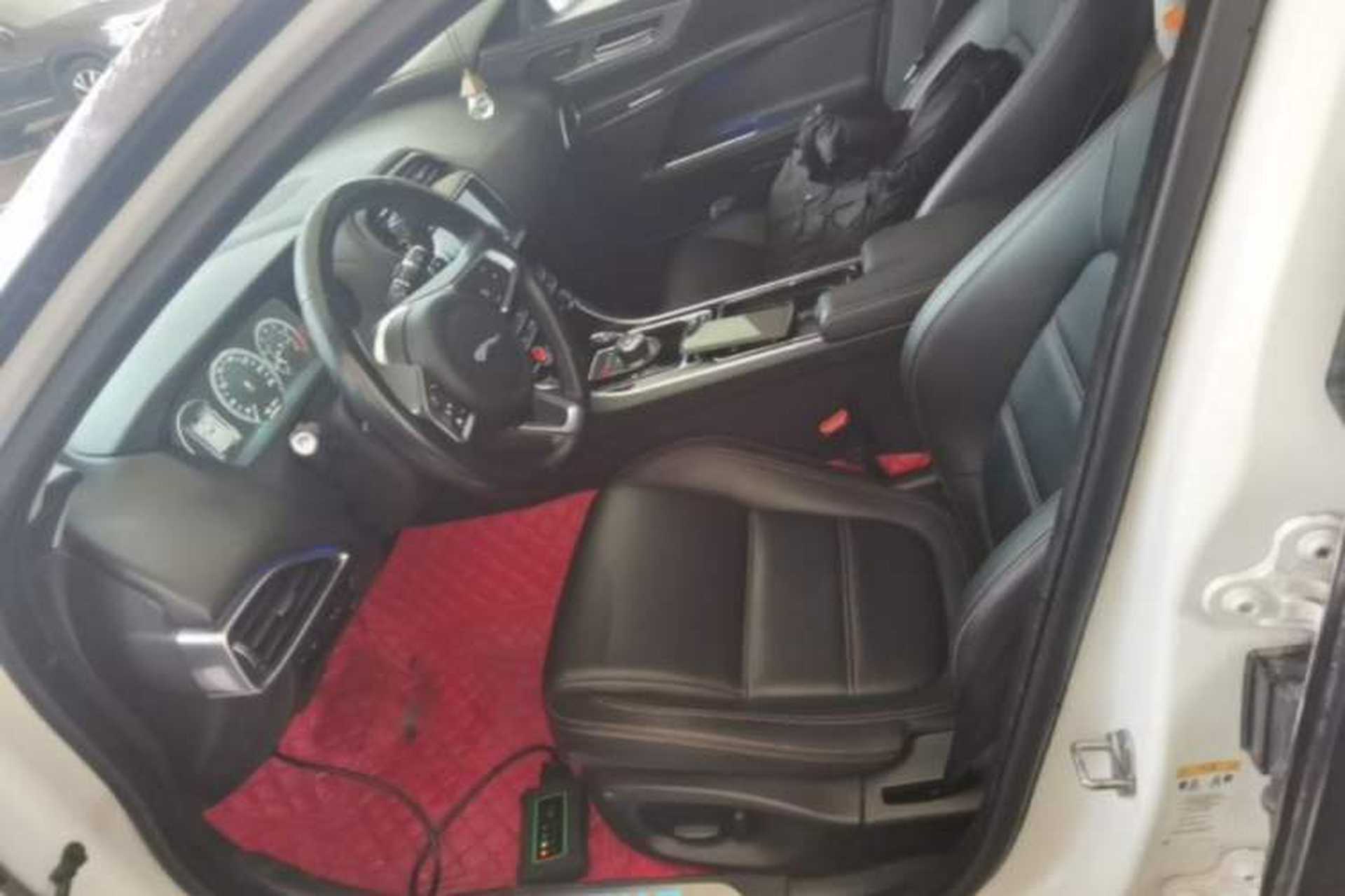 Used Jaguar XEL 2019 2.0T 200 PS Deluxe Edition Left Front Seat
