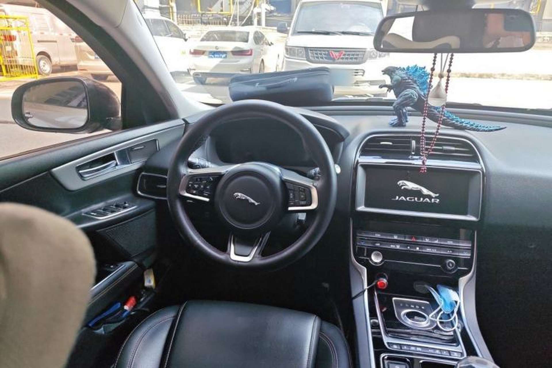 Used Jaguar XEL 2019 2.0T 200 PS Deluxe Edition Steering Wheel