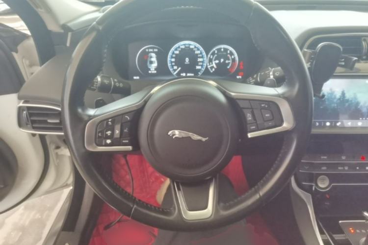 Used Jaguar XEL 2019 2.0T 200 PS Deluxe Edition Steering Wheel