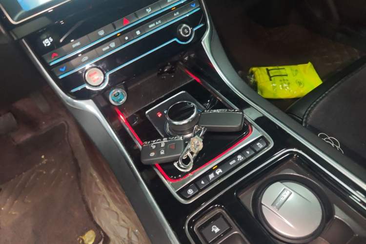 Used Jaguar XEL 2019 2.0T 200 PS Luxury Edition Gear Lever