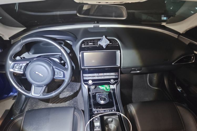 Used Jaguar XEL 2019 2.0T 200 PS Deluxe Edition Center Console