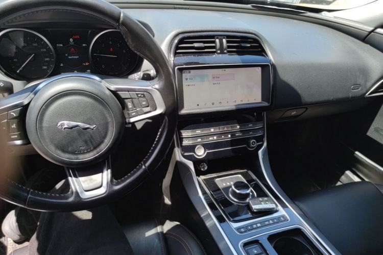 Used Jaguar XEL 2019 2.0T 200 PS Luxury Edition Center Console