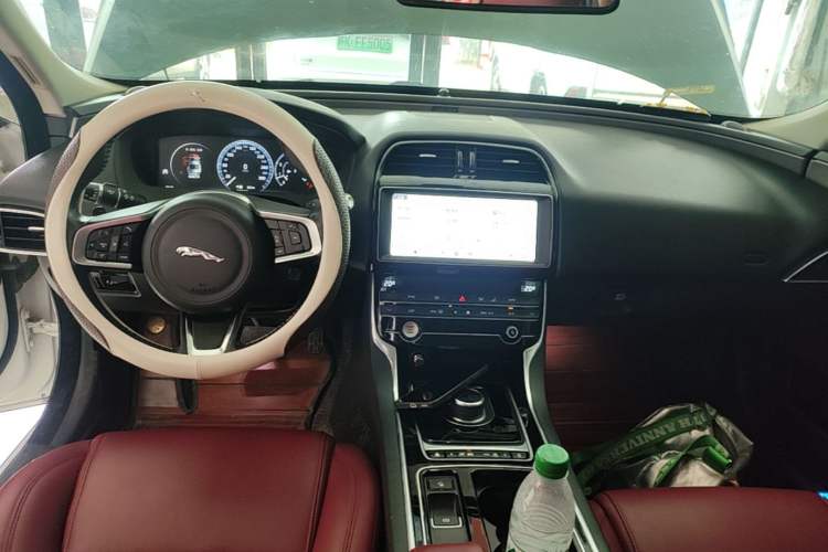 Used Jaguar XEL 2019 2.0T 200 PS Deluxe Edition Center Console