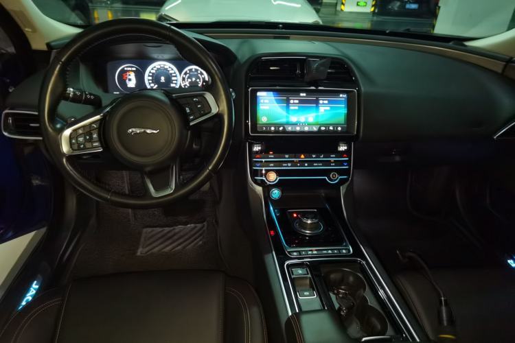Used Jaguar XEL 2019 2.0T 200 PS Deluxe Edition Center Console