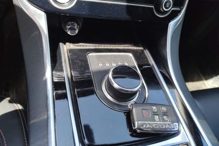 Used Jaguar XEL 2019 2.0T 200 PS Luxury Edition Gear Lever