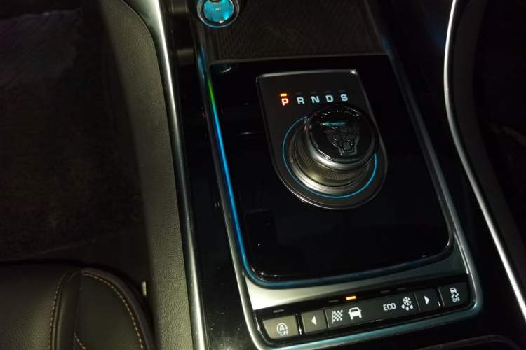 Used Jaguar XEL 2019 2.0T 200 PS Deluxe Edition Gear Lever
