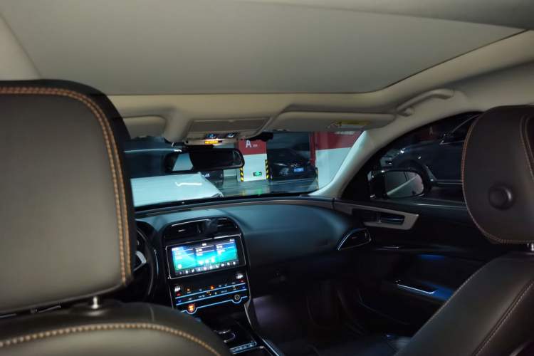 Used Jaguar XEL 2019 2.0T 200 PS Deluxe Edition Headliner