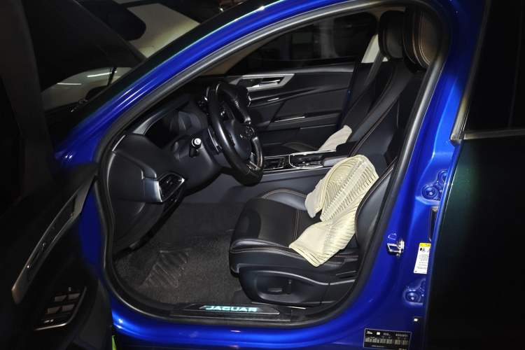Used Jaguar XEL 2019 2.0T 200 PS Deluxe Edition Left Front Seat