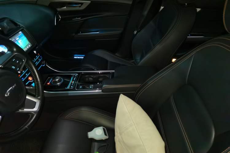 Used Jaguar XEL 2019 2.0T 200 PS Deluxe Edition Left Front Seat
