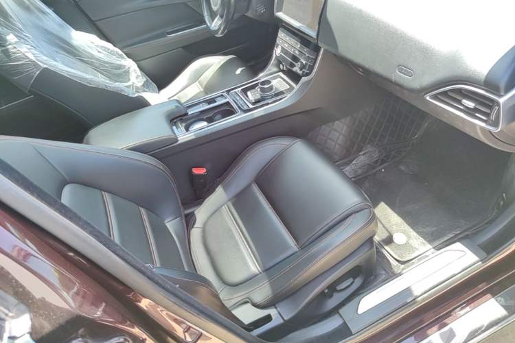 Used Jaguar XEL 2019 2.0T 200 PS Luxury Edition Right Front Seat