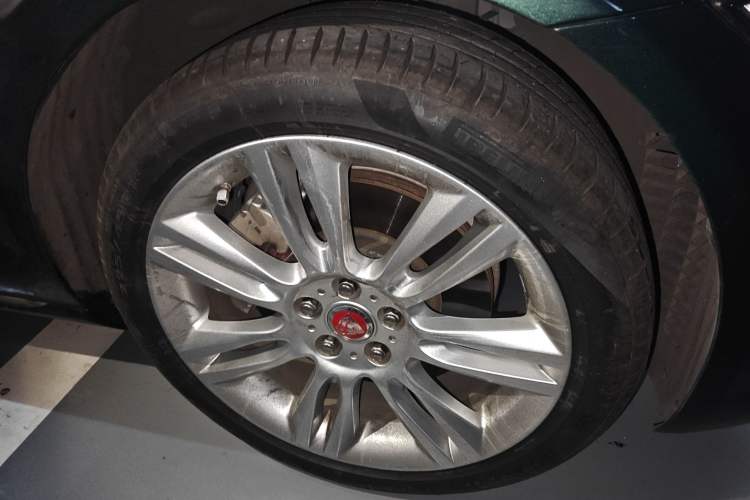 Used Jaguar XEL 2019 2.0T 200 PS Deluxe Edition Right Front Wheel Hub