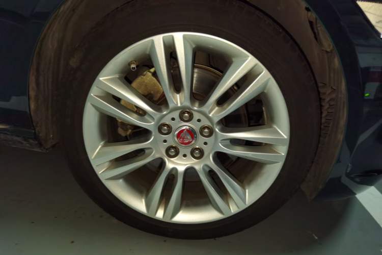 Used Jaguar XEL 2019 2.0T 200 PS Deluxe Edition Right Front Wheel Hub