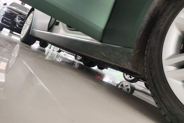 Used Jaguar XEL 2019 2.0T 200 PS Deluxe Edition Right Side Sill