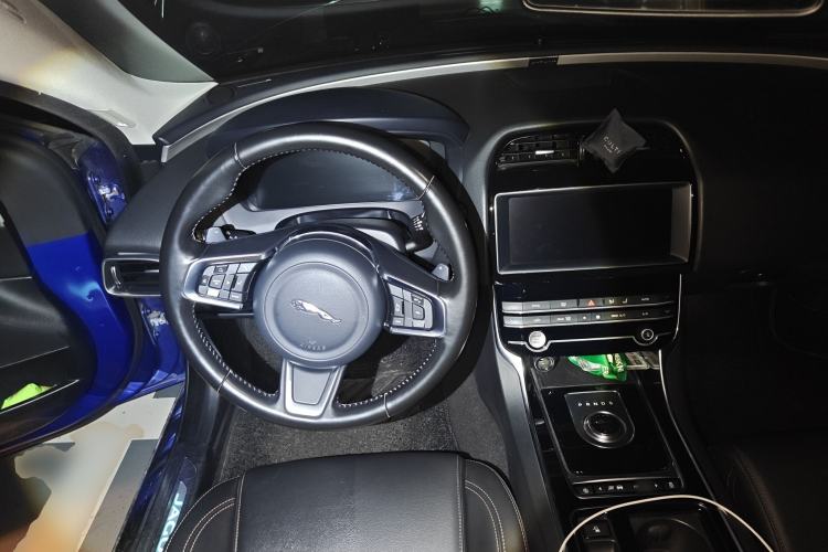 Used Jaguar XEL 2019 2.0T 200 PS Deluxe Edition Steering Wheel