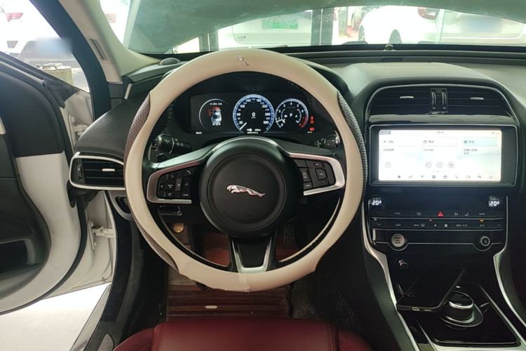 Used Jaguar XEL 2019 2.0T 200 PS Deluxe Edition Steering Wheel