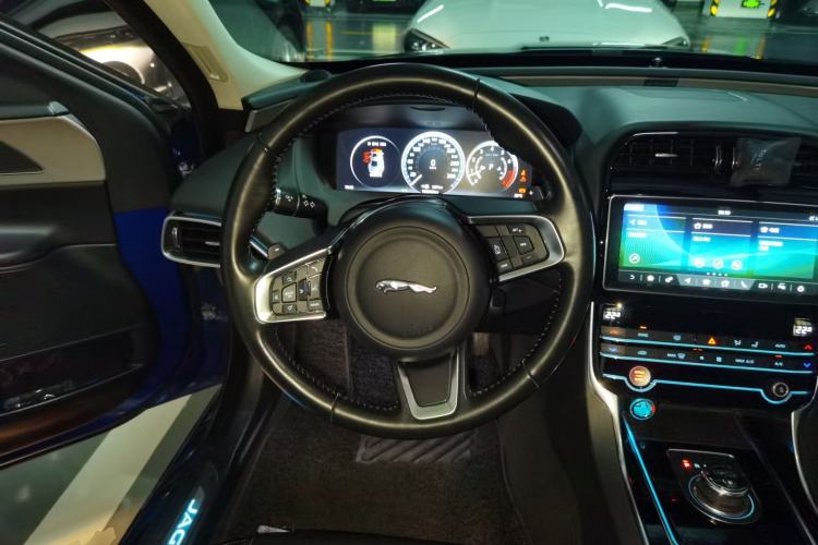 Used Jaguar XEL 2019 2.0T 200 PS Deluxe Edition Steering Wheel