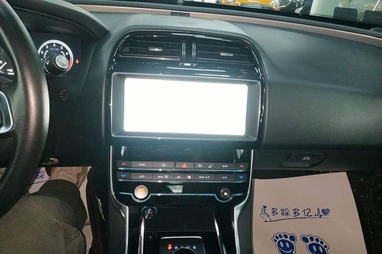 Used Jaguar XEL 2019 2.0T 200 PS Deluxe Edition Audio And AC Panel