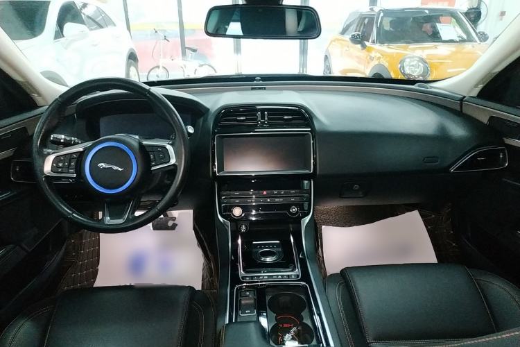 Used Jaguar XEL 2019 2.0T 200 PS Deluxe Edition Center Console
