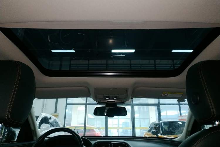 Used Jaguar XEL 2019 2.0T 200 PS Deluxe Edition Headliner