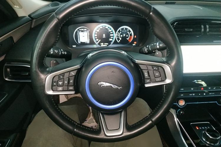Used Jaguar XEL 2019 2.0T 200 PS Deluxe Edition Steering Wheel
