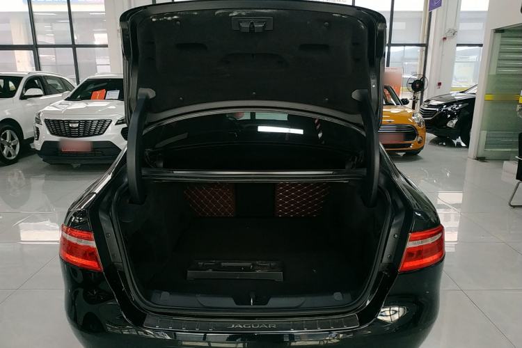 Used Jaguar XEL 2019 2.0T 200 PS Deluxe Edition Trunk