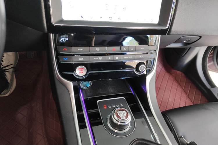 Used Jaguar XEL 2019 2.0T 200 PS Deluxe Edition Audio And AC Panel
