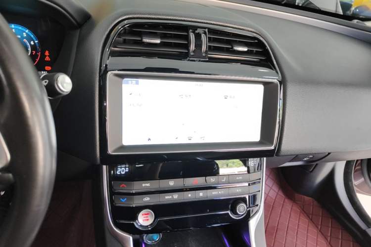 Used Jaguar XEL 2019 2.0T 200 PS Deluxe Edition Center Console
