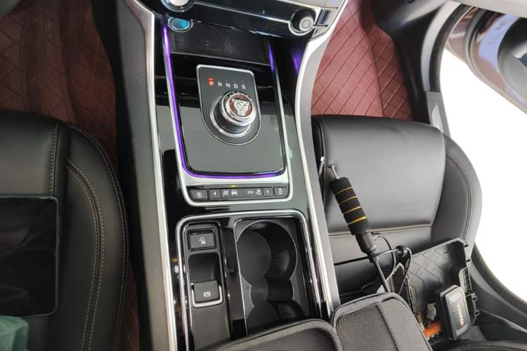 Used Jaguar XEL 2019 2.0T 200 PS Deluxe Edition Gear Lever