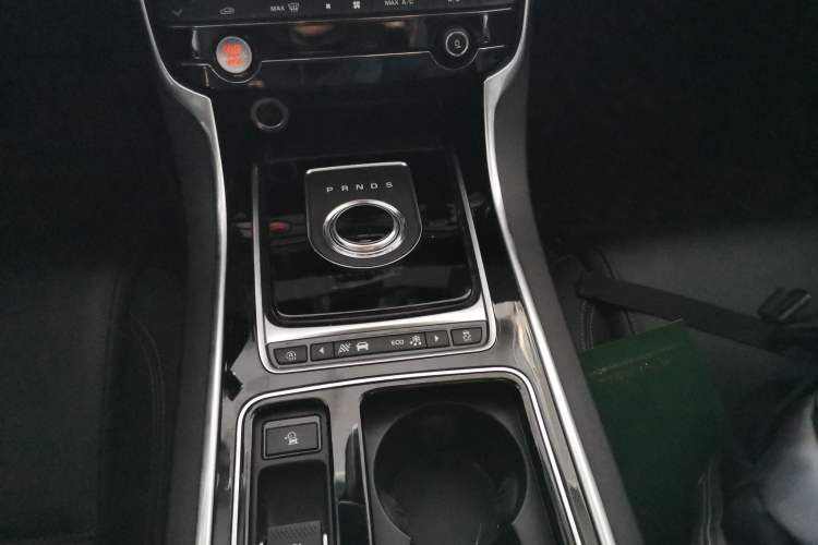 Used Jaguar XEL 2019 2.0T 200 PS Luxury Edition Gear Lever