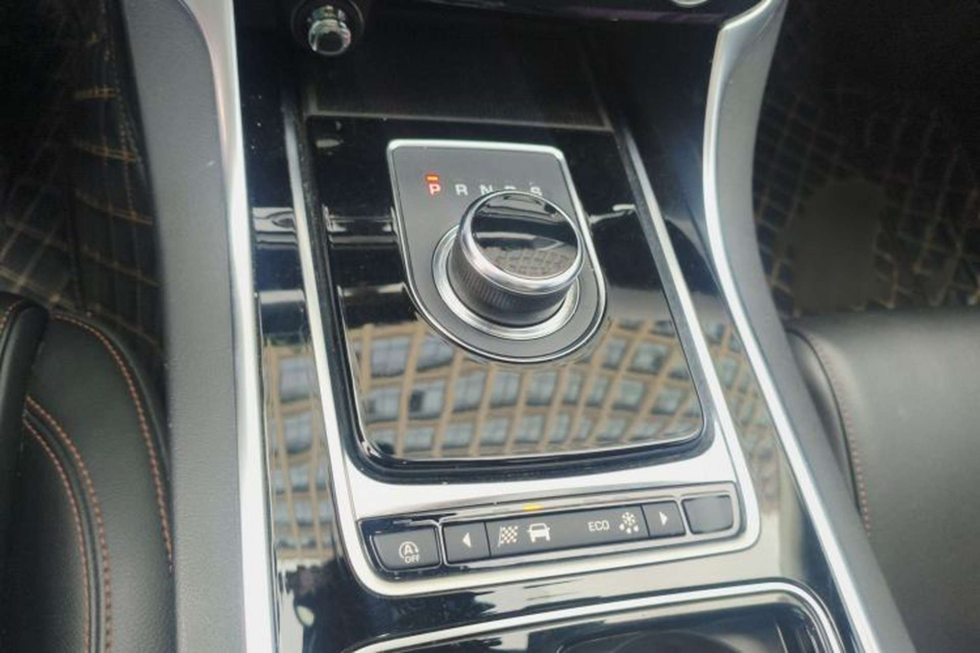 Used Jaguar XEL 2019 2.0T 200 PS Deluxe Edition Gear Lever