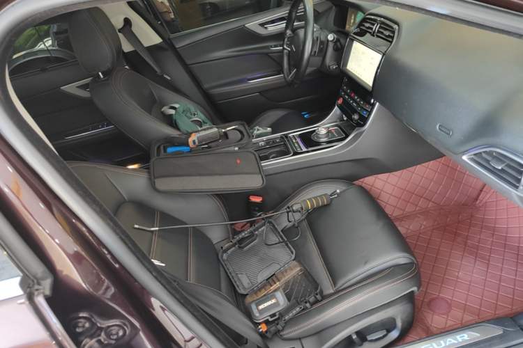 Used Jaguar XEL 2019 2.0T 200 PS Deluxe Edition Right Front Seat
