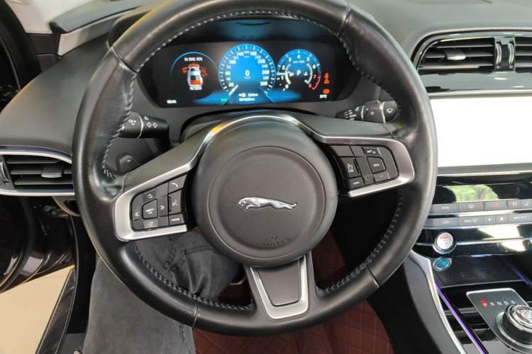 Used Jaguar XEL 2019 2.0T 200 PS Deluxe Edition Steering Wheel