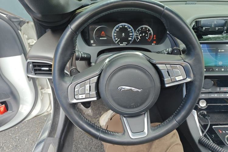 Used Jaguar XEL 2019 2.0T 200 PS Deluxe Edition Steering Wheel