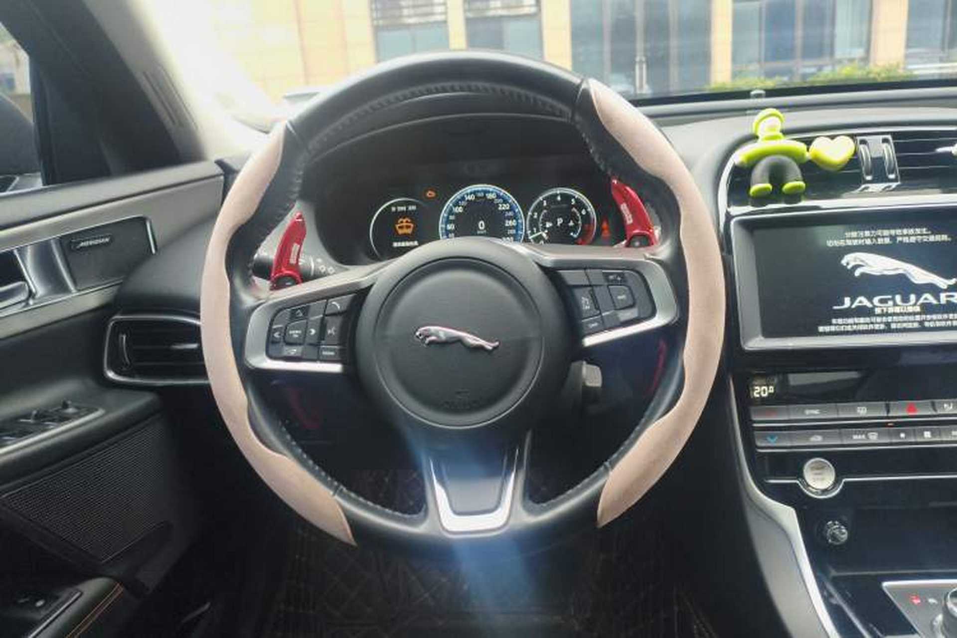 Used Jaguar XEL 2019 2.0T 200 PS Deluxe Edition Steering Wheel