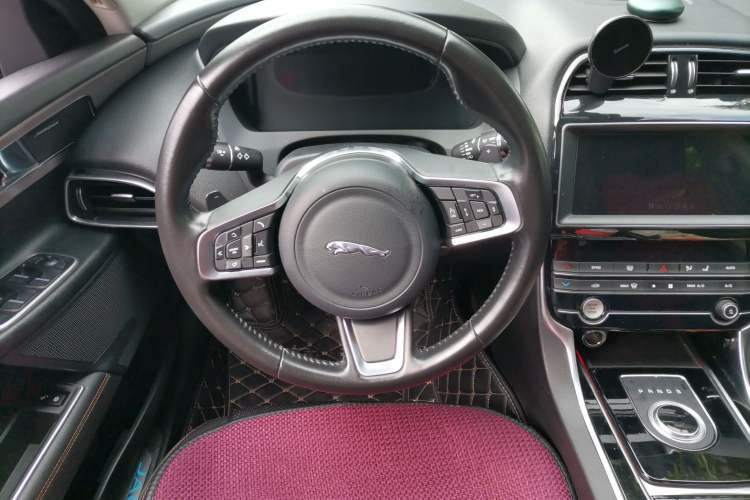 Used Jaguar XEL 2019 2.0T 250 PS Premium Edition Steering Wheel