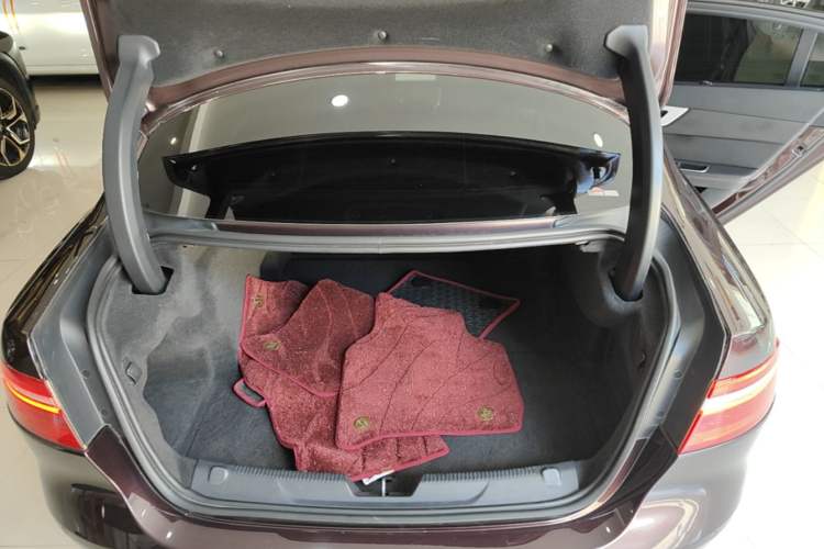 Used Jaguar XEL 2019 2.0T 200 PS Deluxe Edition Trunk