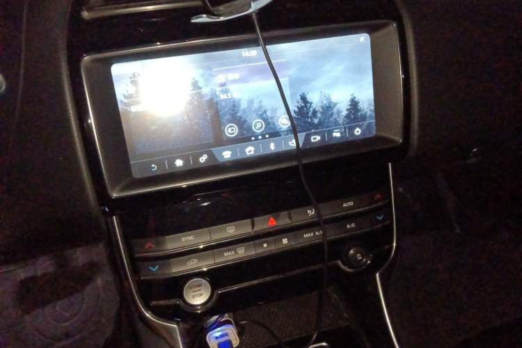 Used Jaguar XEL 2019 2.0T 200 PS Luxury Edition Audio And AC Panel