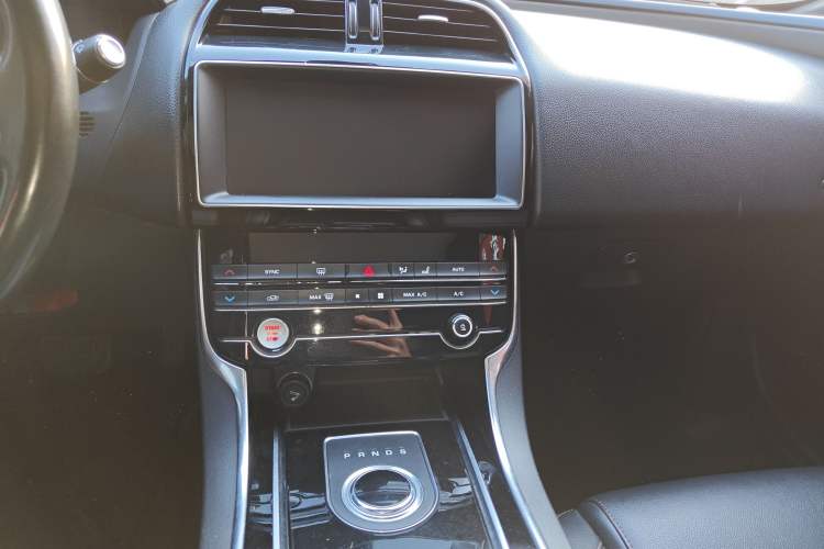 Used Jaguar XEL 2019 2.0T 200 PS Deluxe Edition Audio And AC Panel