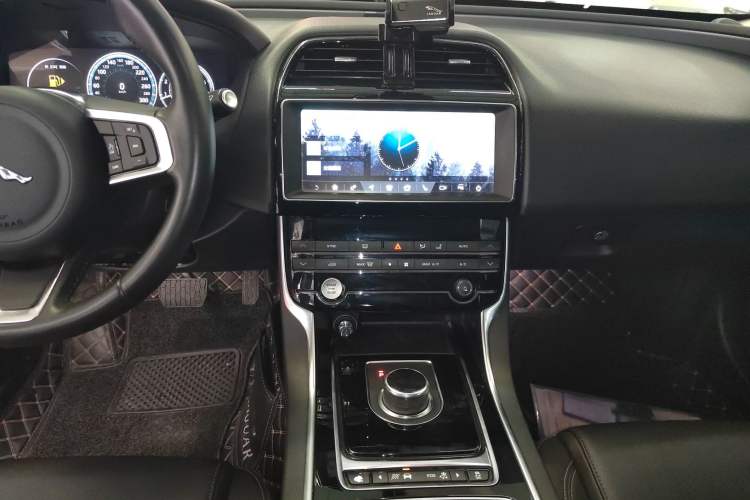Used Jaguar XEL 2019 2.0T 200 PS Deluxe Edition Audio And AC Panel