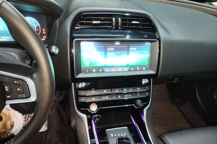 Used Jaguar XEL 2019 2.0T 200 PS Deluxe Edition Audio And AC Panel