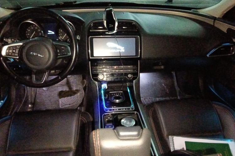 Used Jaguar XEL 2019 2.0T 200 PS Luxury Edition Center Console