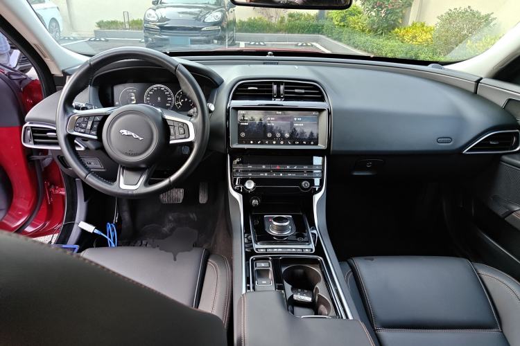 Used Jaguar XEL 2019 2.0T 200 PS Deluxe Edition Center Console