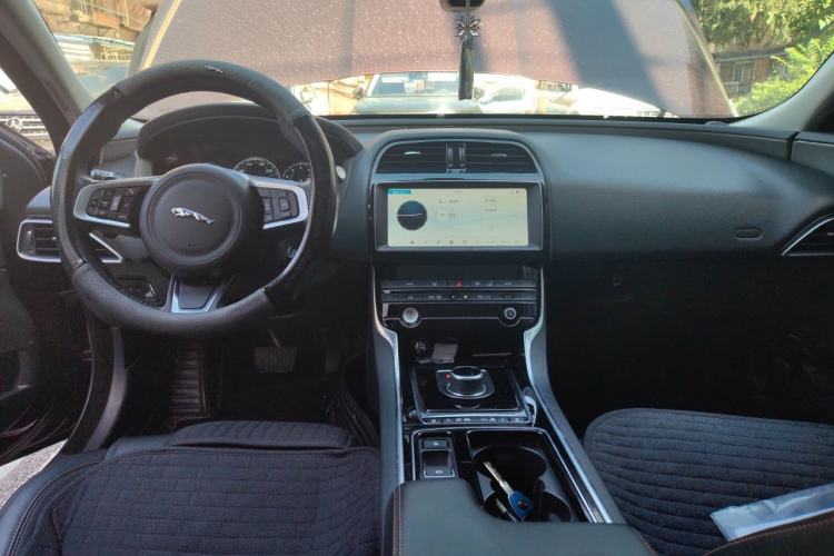 Used Jaguar XEL 2019 2.0T 200 PS Deluxe Edition Center Console