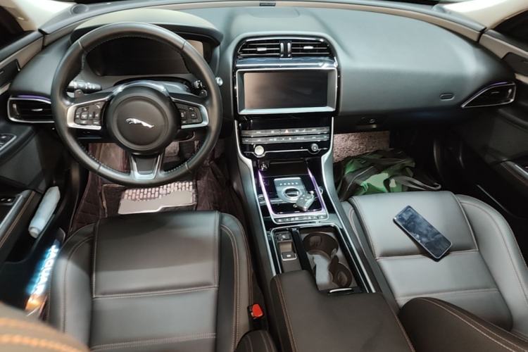 Used Jaguar XEL 2019 2.0T 200 PS Deluxe Edition Center Console
