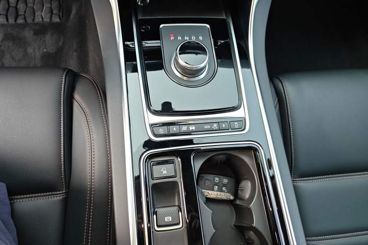 Used Jaguar XEL 2019 2.0T 200 PS Deluxe Edition Gear Lever
