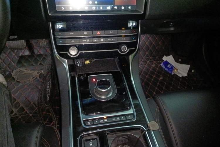 Used Jaguar XEL 2019 2.0T 200 PS Luxury Edition Gear Lever