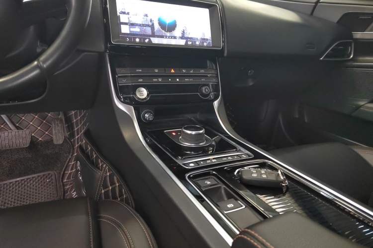 Used Jaguar XEL 2019 2.0T 200 PS Deluxe Edition Gear Lever